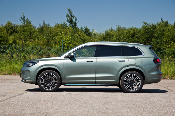 Три топора: от Москвы до Питера на гибридах Li L7, Seres M7 и Wey 07 Три топора: от Москвы до Питера на гибридах Li L7, Seres M7 и Wey 07