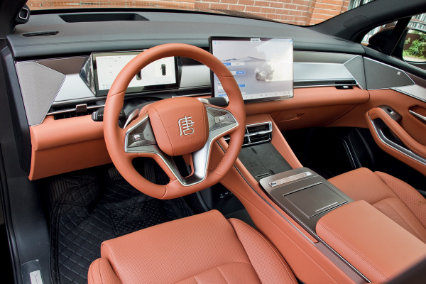 (Ф)лагман: Голованов про гибридный кроссовер BYD Tang L